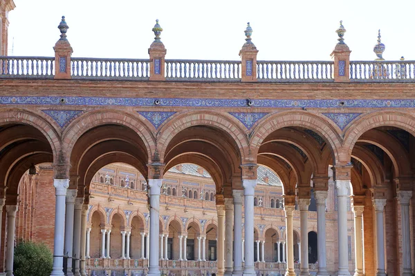 Beroemde plaza de espana (was de locatie voor de Latijns-Amerikaanse tentoonstelling van 1929) - Spaanse plein in Sevilla, Andalusie, Spanje — Stockfoto