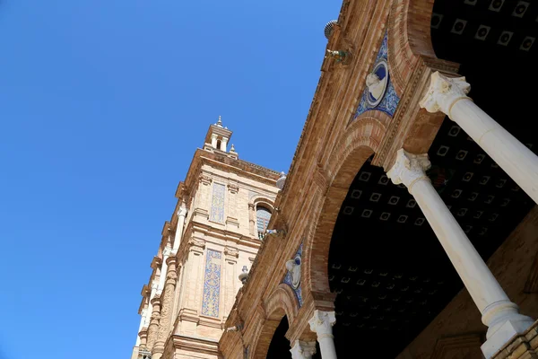 Διάσημη plaza de espana (ήταν ο τόπος συναντήσεως για την έκθεση της Λατινικής Αμερικής του 1929) - ισπανική πλατεία στην Σεβίλλη, Ανδαλουσία, Ισπανία — Φωτογραφία Αρχείου