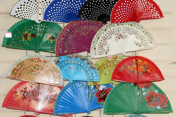 Ventilatori colorati in un mercato di strada a Siviglia, Andalusia, Spagna — Foto Stock