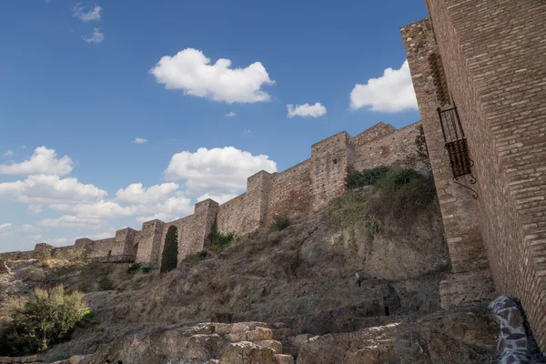 Замок Альказаба на горе Гибралфаро. Малага, Андалусия, Испания. Место занесено в список Всемирного наследия ЮНЕСКО — стоковое фото