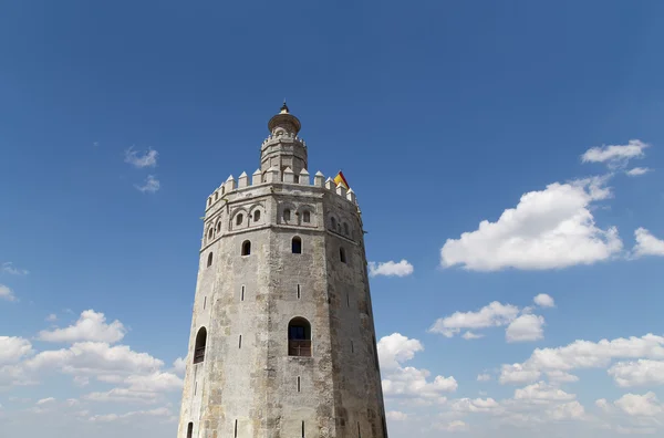 Torre del Oro (siglo XIII), una torre de vigilancia dodecagonal militar árabe medieval en Sevilla, Andalucía, sur de España —  Fotos de Stock