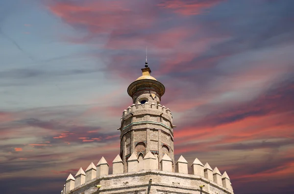 Torre del Oro eller Golden Tower (13. århundrede), en middelalderlig arabisk militær dodecagonal vagttårn i Sevilla, Andalusien, det sydlige Spanien - Stock-foto