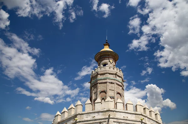 Torre del Oro eller Golden Tower (13. århundrede), en middelalderlig arabisk militær dodecagonal vagttårn i Sevilla, Andalusien, det sydlige Spanien - Stock-foto