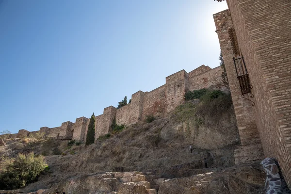 Castillo de la Alcazaba en la montaña Gibralfaro. Málaga, Andalucía, España. El lugar está declarado Patrimonio de la Humanidad por la UNESCO — Foto de Stock