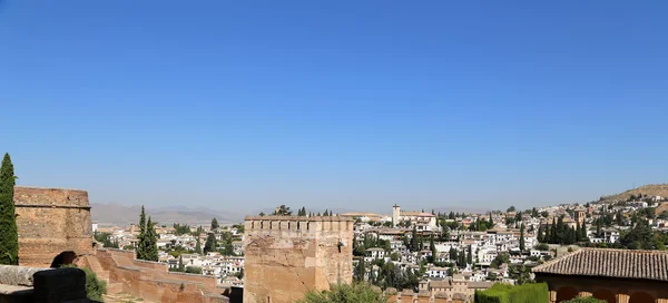 Vista da cidade de Granada e do Palácio de Alhambra - o castelo mouro medieval em Granada, Andaluzia, Espanha — Fotografia de Stock