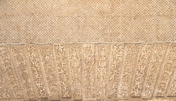 Detalle de azulejos islámicos (moros) en la Alhambra, Granada, España. Gran textura de fondo — Foto de Stock