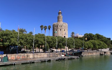 Torre del oro veya altın Kule (13. yüzyıl), bir ortaçağ Arap askeri dodecagonal watchtower seville, Endülüs, Güney İspanya