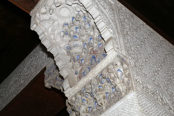 Kolumner i islamiska (morisk) stil i alhambra, granada, Spanien — Stockfoto