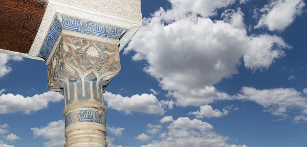 Columnas en estilo islámico (morisco) en Alhambra, Granada, España — Foto de Stock