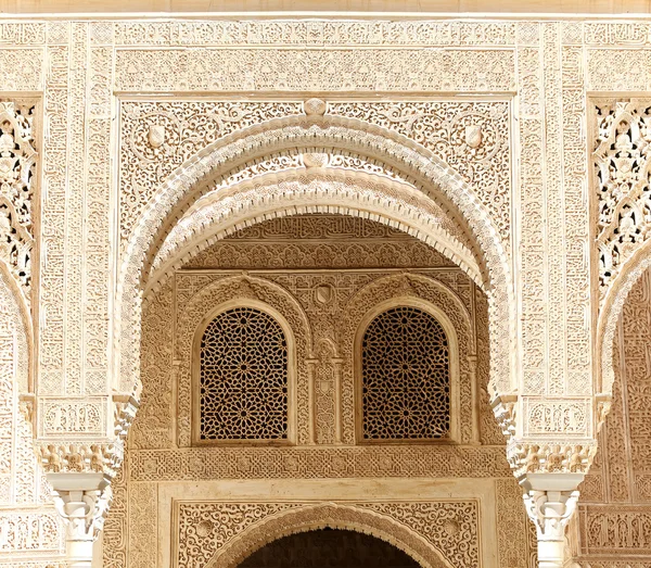 Łuki w islamskich stylu (Maurów) w pałacu alhambra, granada, Hiszpania — Zdjęcie stockowe