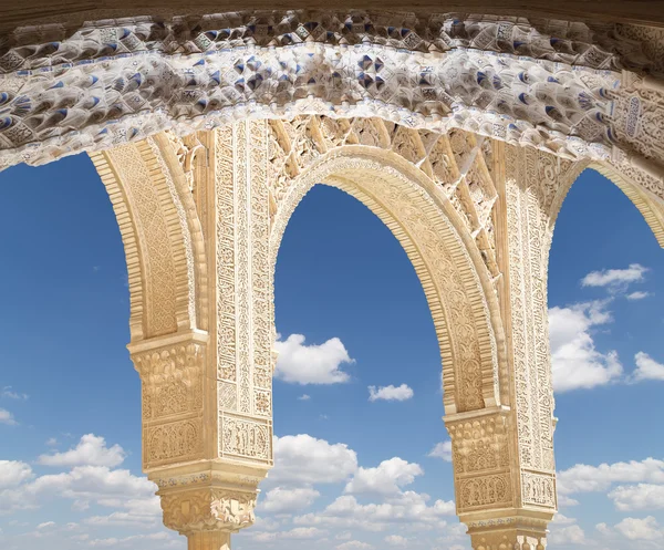 Arcos en estilo islámico (morisco) en Alhambra, Granada, España — Foto de Stock