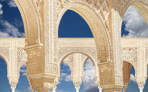 Arches de style islamique (mauresque) à Alhambra, Grenade, Espagne — Photo