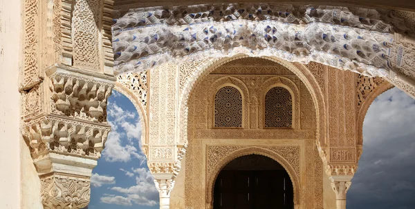 Oblouky v islámských (maurské) stylu v alhambra, granada, Španělsko — Stock fotografie
