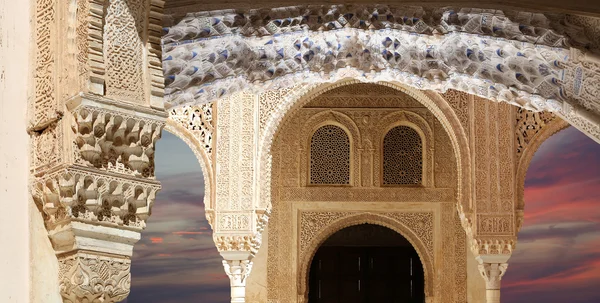 Καμάρες στο ισλαμικό στυλ (Μαυριτανών) στην Αλάμπρα, Γρανάδα, Ισπανία — Φωτογραφία Αρχείου