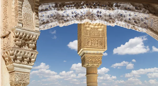 Arcos em estilo islâmico (mourisco) em Alhambra, Granada, Espanha — Fotografia de Stock