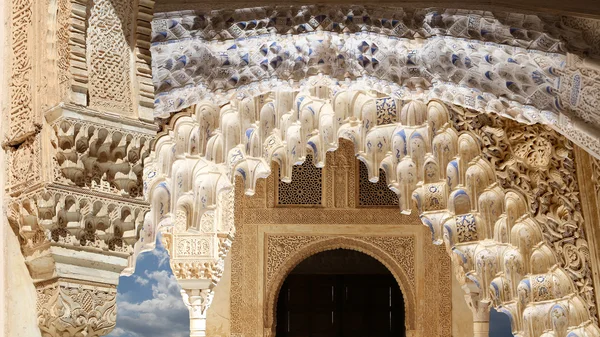 Arches in Islamic (Moorish)  style in Alhambra, Granada, Spain — Stock Photo, Image