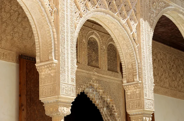在阿罕布拉、 格拉纳达、 西班牙 （摩尔） 伊斯兰风格的拱门 — 图库照片