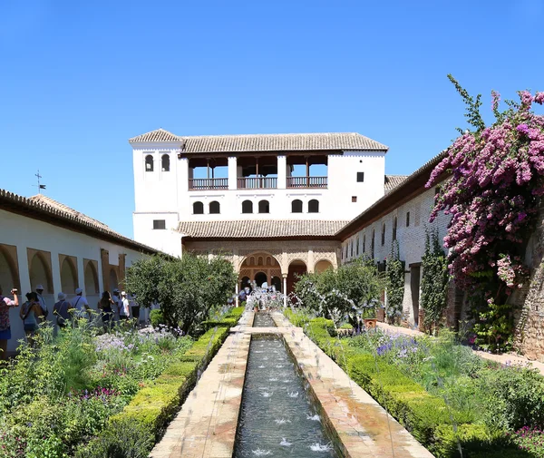 Palácio de Alhambra - castelo mouro medieval em Granada, Andaluzia, Espanha — Fotografia de Stock