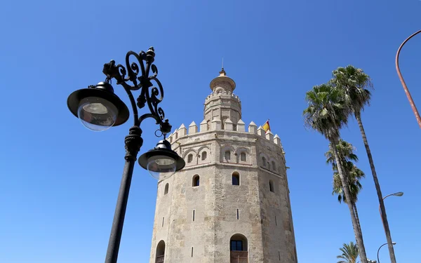 Torre del Oro или Золотая башня (XIII век), средневековая арабская военная додекагональная сторожевая башня в Севилье, Андалусия, Южная Испания — стоковое фото