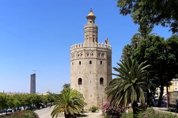 Torre del oro oder goldener Turm (13. Jahrhundert), ein mittelalterlicher arabischer Militärwachturm in Sevilla, Andalusien, Südspanien — Stockfoto