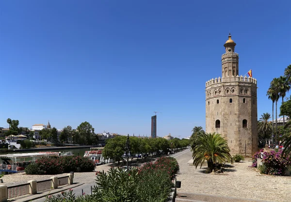 Πύργος Torre del oro ή χρυσό πύργο (13ου αιώνα), ένα μεσαιωνικό αραβικό στρατιωτικό Παρατηρητήριο dodecagonal στη Σεβίλλη, Ανδαλουσία, νότια Ισπανία — Φωτογραφία Αρχείου