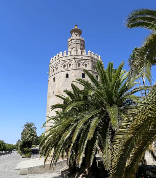 Torre del oro eller golden tower (1200-talet), ett medeltida arabiska dodecagonal vakttorn i Sevilla, Andalusien, södra Spanien — Stockfoto