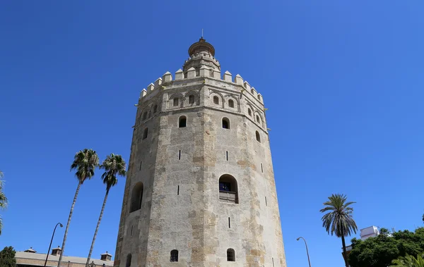 Torre del Oro ou Torre Dourada (século XIII), uma torre de vigia dodecagonal militar árabe medieval em Sevilha, Andaluzia, sul da Espanha — Fotografia de Stock