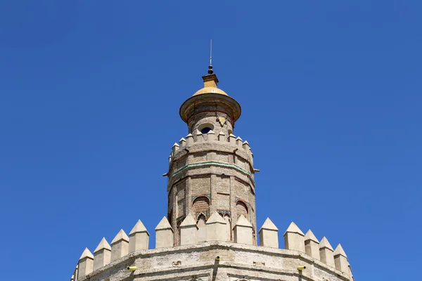 Torre del oro nebo golden tower (13. století), středověké arabské vojenské dvanáctibokém pozorovatelna v seville v Andalusi, jižní Španělsko — Stock fotografie