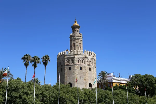 Torre del Oro ou Torre Dourada (século XIII), uma torre de vigia dodecagonal militar árabe medieval em Sevilha, Andaluzia, sul da Espanha — Fotografia de Stock