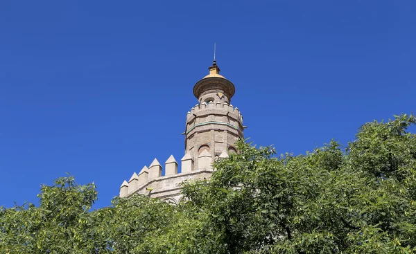 Torre del oro eller golden tower (1200-talet), ett medeltida arabiska dodecagonal vakttorn i Sevilla, Andalusien, södra Spanien — Stockfoto