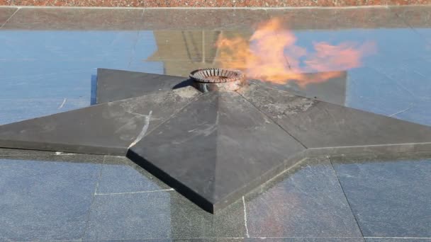 Eternal Flame en Victory Park en Poklonnaya Hill, Moscú, Rusia. El complejo conmemorativo construido en memoria de aquellos que murieron durante la Gran Guerra Patriótica — Vídeos de Stock