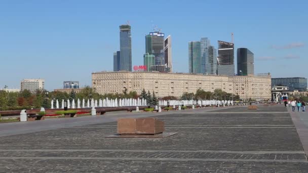 Monumen perang di Taman Kemenangan di Bukit Poklonnaya, Moskwa, Rusia. Kompleks memorial ini dibangun untuk mengenang mereka yang meninggal selama Perang Patriotik Besar — Stok Video