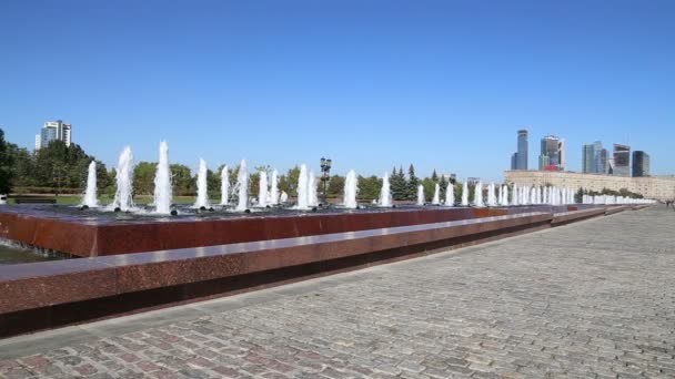 Szökőkút a Victory Park a Poklonnaya-hegyen, Moszkva, Oroszország. A memorial komplex kialakítani a memóriában, akik meghaltak a Nagy Honvédő Háború alatt — Stock videók