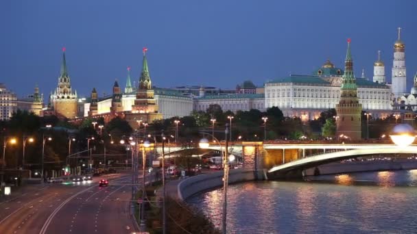 Night view of the Moskva River, the Great Stone Bridge and the Kremlin, Moscow, Russia — Stock Video