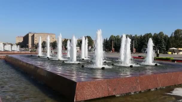 Fountain in the Victory Park on Poklonnaya Hill, Moscow, Russia. The memorial complex constructed in memory of those who died during the Great Patriotic war — Stock Video