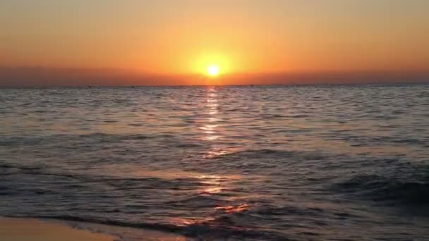 Hermoso amanecer en la playa. Costa del Sol, Málaga en Andalucía, España — Vídeos de Stock