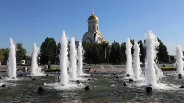 Fuente en el Parque de la Victoria en Poklonnaya Hill, Moscú, Rusia. El complejo conmemorativo construido en memoria de aquellos que murieron durante la Gran Guerra Patriótica — Vídeo de stock