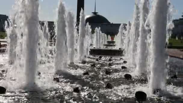 Fountain in the Victory Park on Poklonnaya Hill, Moscow, Russia. The memorial complex constructed in memory of those who died during the Great Patriotic war — Stock Video