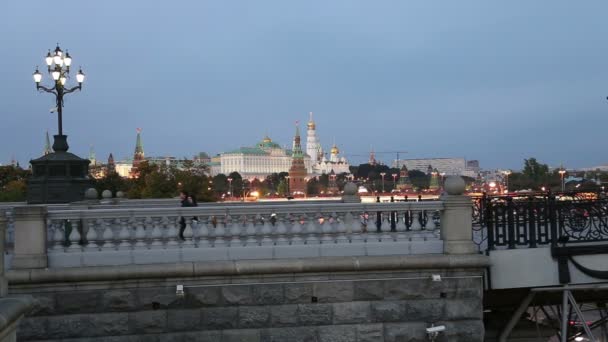 Νυχτερινή άποψη του ποταμού Μόσχοβα, η μεγάλη πέτρινη γέφυρα και του Κρεμλίνου, Μόσχα, Ρωσία — Αρχείο Βίντεο
