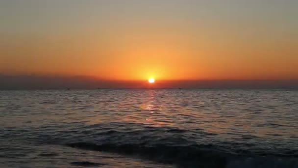 Belo nascer do sol na praia. Costa del Sol, Málaga na Andaluzia, Espanha — Vídeo de Stock