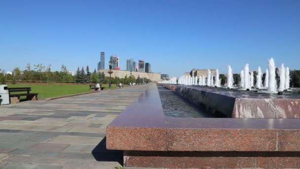 Fontána v parku vítězství na hoře díků Hill, Moskva, Rusko. Památník komplex postaven na památku těch, kteří zahynuli během Velké vlastenecké války — Stock video