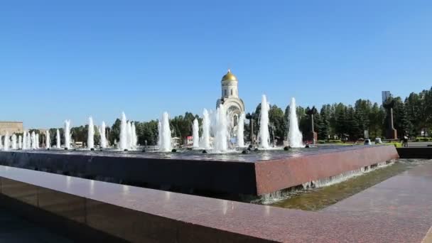 Fontein in het Park van de overwinning op Poklonnaya Hill, Moskou, Rusland. Het memorial complex gebouwd ter nagedachtenis van degenen die stierven tijdens de Grote Vaderlandse Oorlog — Stockvideo