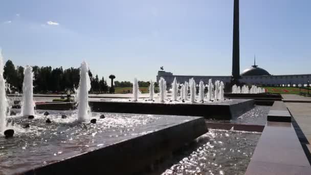 Fontein in het Park van de overwinning op Poklonnaya Hill, Moskou, Rusland. Het memorial complex gebouwd ter nagedachtenis van degenen die stierven tijdens de Grote Vaderlandse Oorlog — Stockvideo