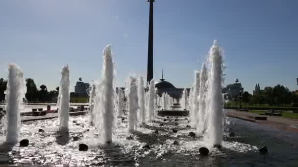 Fontana nel Parco della Vittoria sulla collina Poklonnaya, Mosca, Russia. Il complesso commemorativo costruito in memoria di quelli che morirono durante la Grande guerra Patriottica — Video Stock