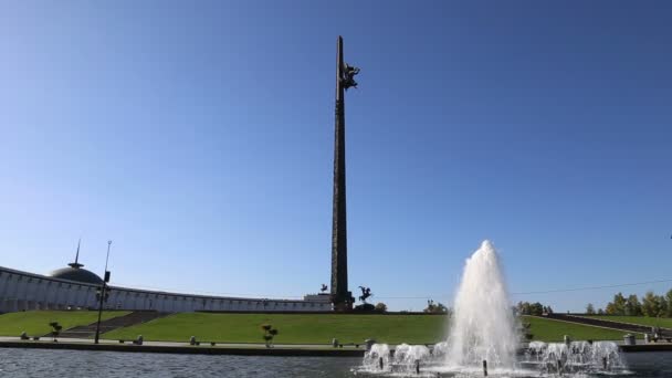 Monumento a la guerra en Victory Park en Poklonnaya Hill, Moscú, Rusia. El complejo conmemorativo construido en memoria de aquellos que murieron durante la Gran Guerra Patriótica — Vídeos de Stock