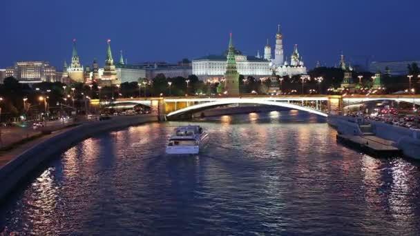 Natt utsikt över Moskvafloden, stora sten-bron och Kreml, Moskva, Ryssland — Stockvideo