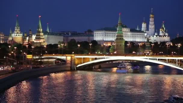 Noční pohled na řeku Moskvu, velký kamenný most a Kreml, Moskva, Rusko — Stock video