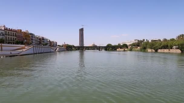 Op de rivier Guadalquivir, Sevilla, Andalusië, Zuid-Spanje — Stockvideo