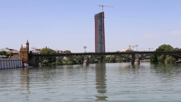 Sobre el río Guadalquivir, Sevilla, Andalucía, sur de España — Vídeos de Stock