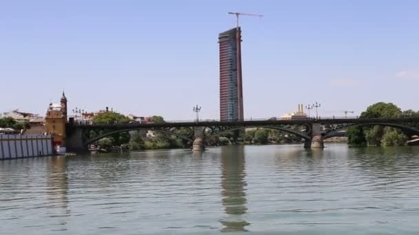 Sul fiume Guadalquivir, Siviglia, Andalusia, Spagna meridionale — Video Stock